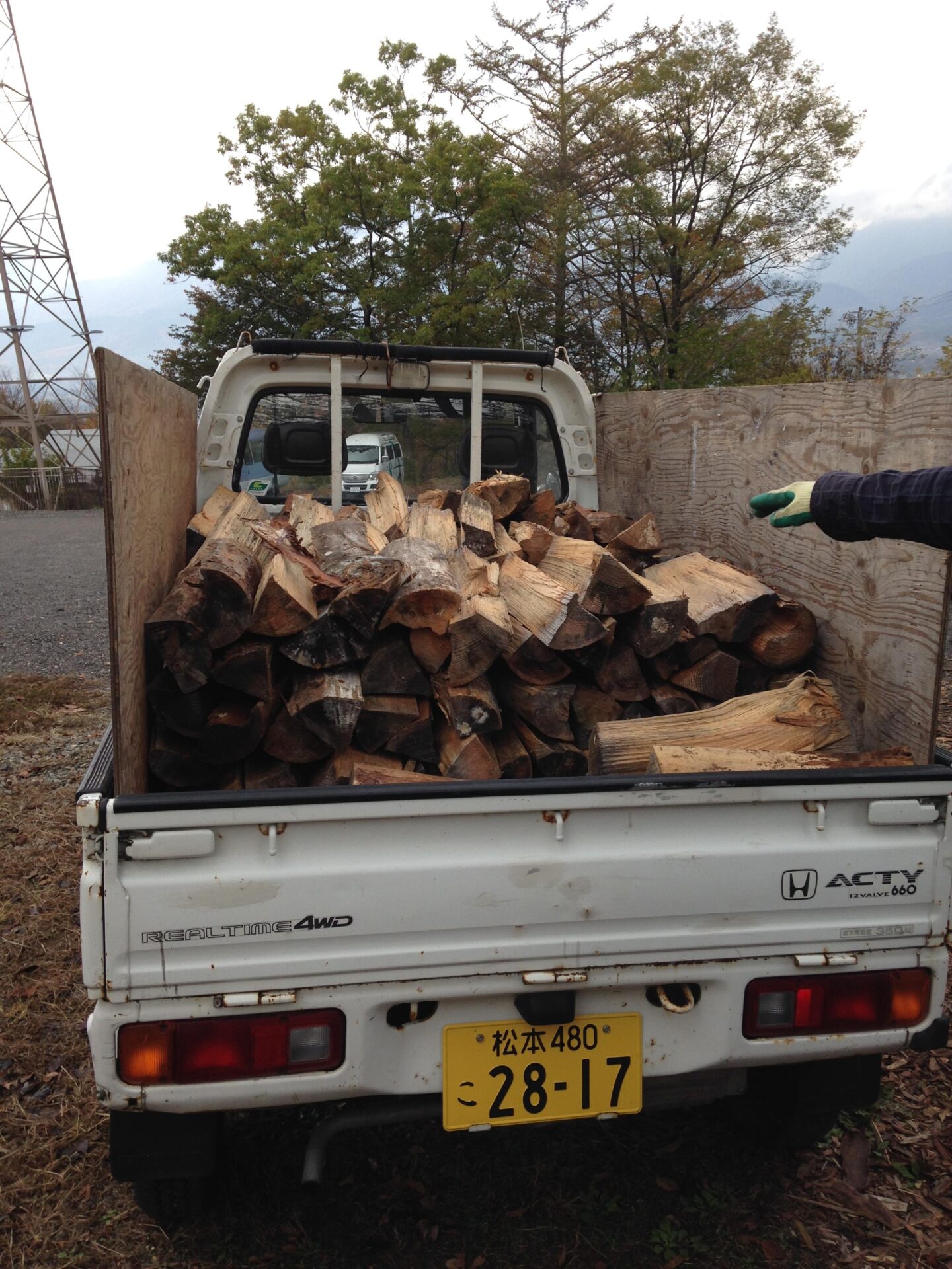 広葉樹ミックスの玉切りを配達料込みで